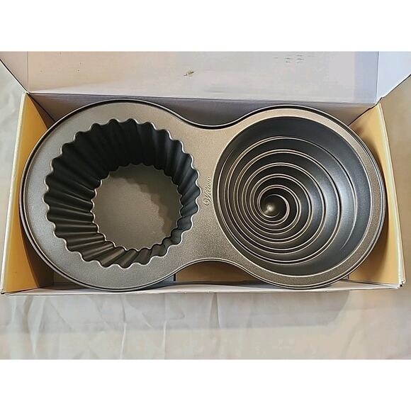 Wilton Giant Cupcake Pan 10 Cup Capacity NO RECIPE INSIDE - Picture 3 of 6